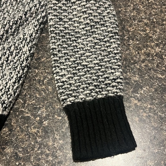 Banana Republic Black & White Cardigan - Picture 5 of 5